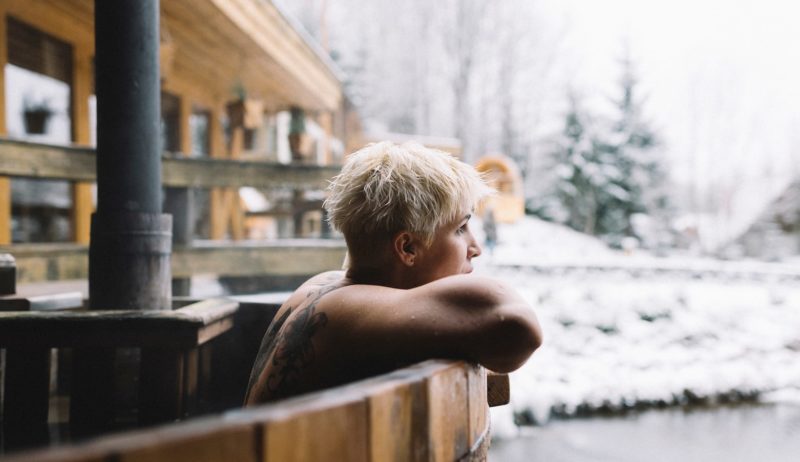 Een vrouw in een hoptod of een sauna in de sneeuw ergens in Duitsland