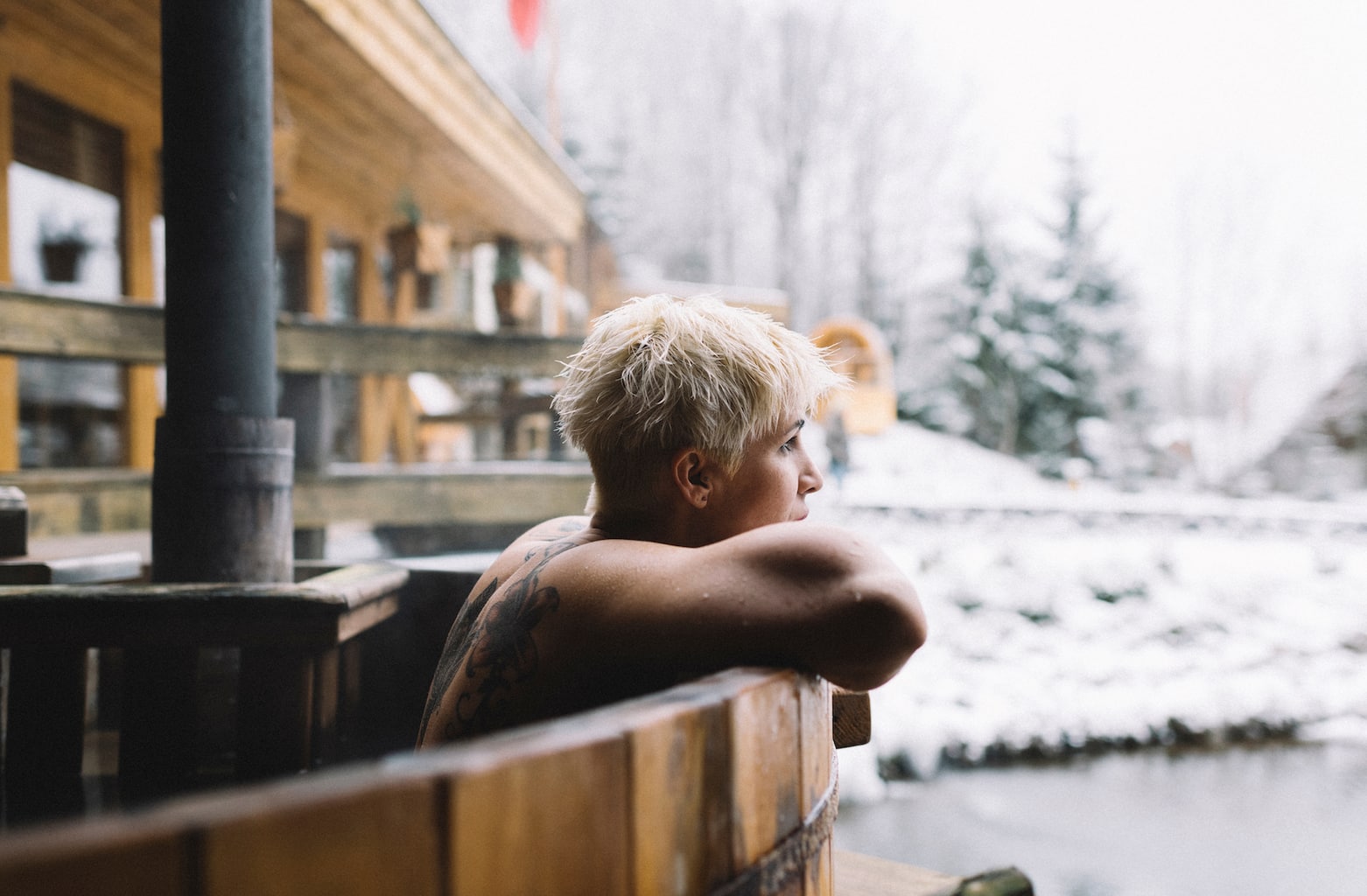 Een vrouw in een hoptod of een sauna in de sneeuw ergens in Duitsland