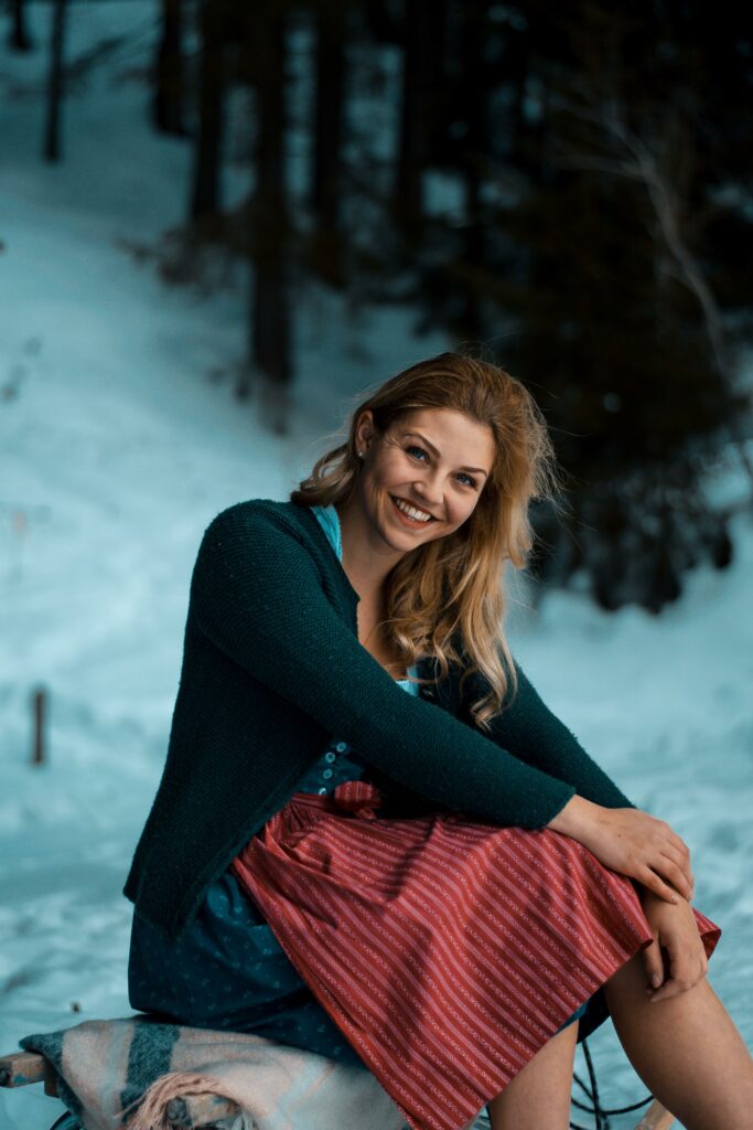 Vrouw draagt dirndl in de Beierse winter