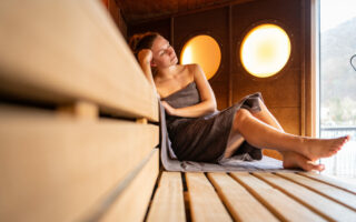 Vrouw in een sauna in de Emser Therme, een van de thermen en spa's in Rijnland-Palts
