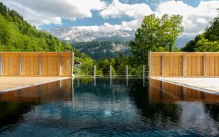 Buitenzwembad in wellness-hotel Das Graseck in Garmisch-Partenkirchen met uitzicht op de Alpen
