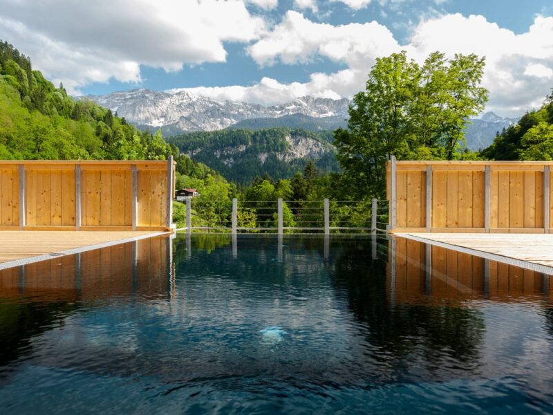 Buitenzwembad in wellness-hotel Das Graseck in Garmisch-Partenkirchen met uitzicht op de Alpen