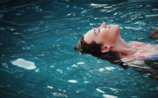 Wellness in Franken: een vrouw ligt in een zoutbad