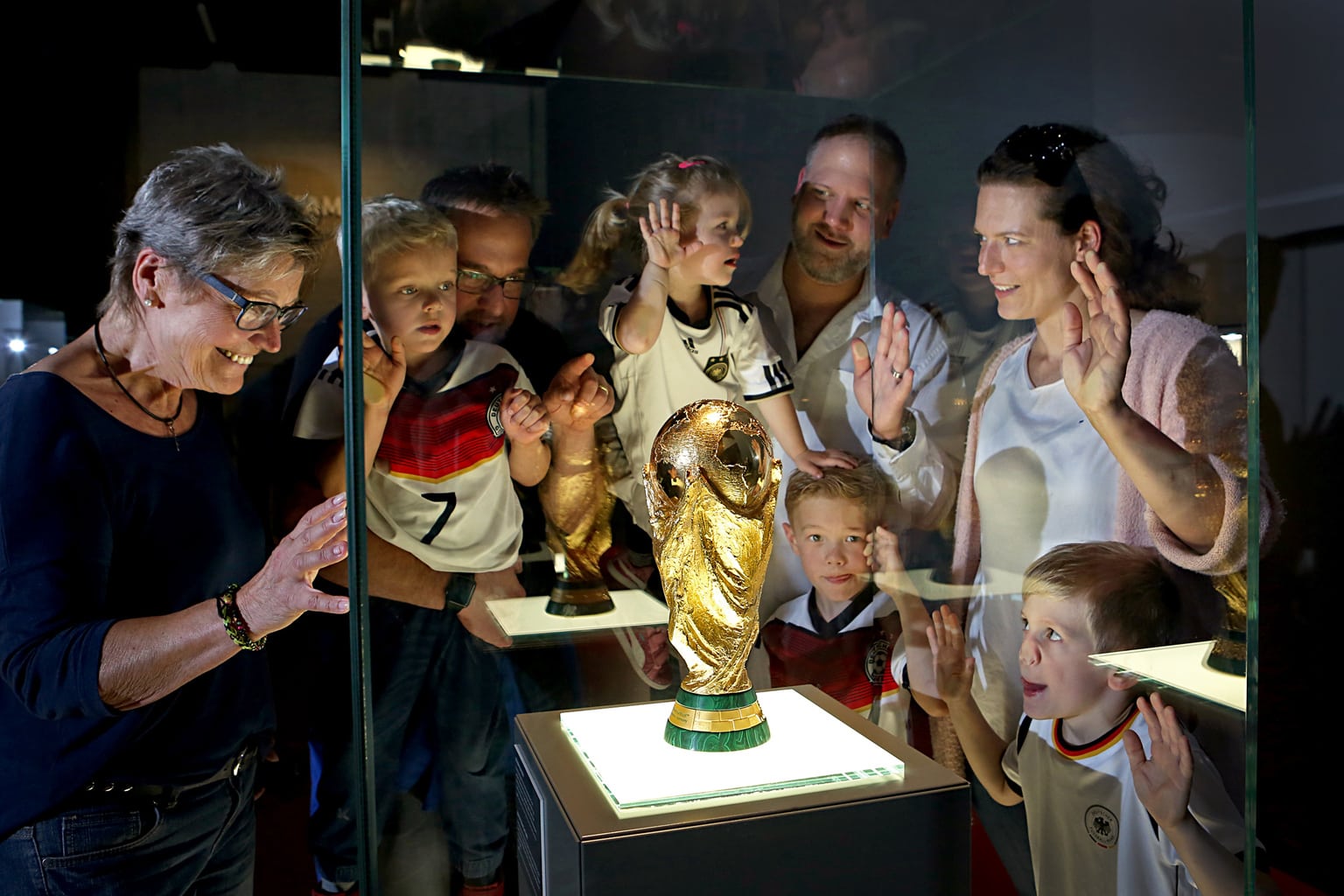 De wereldbeker voetbal in het voetbalmuseum met toeschouwers