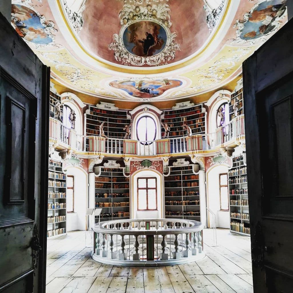 Wow – de kloosterbibliotheek van het vroegere benedictijnenklooster St. Mang in Füssen is gewoon adembenemend mooi. De ovale vorm van deze zaal en het vele licht geven deze barokke schoonheid in roze en geel iets harmonieus rustgevends.
💕💫
Meer lezen over deze plaats? Volg de link in onze bio. 
#füssen #duitsland #reizen #mooieplekjes #bibliotheek #boekenworm #magisch #harmonieus #rustgevend #aanrader #aanrader #boeken #barok #komdatzien #vakantietip #baieren #allgäu #uitstapje #vakantieideeën #lievelingsplek