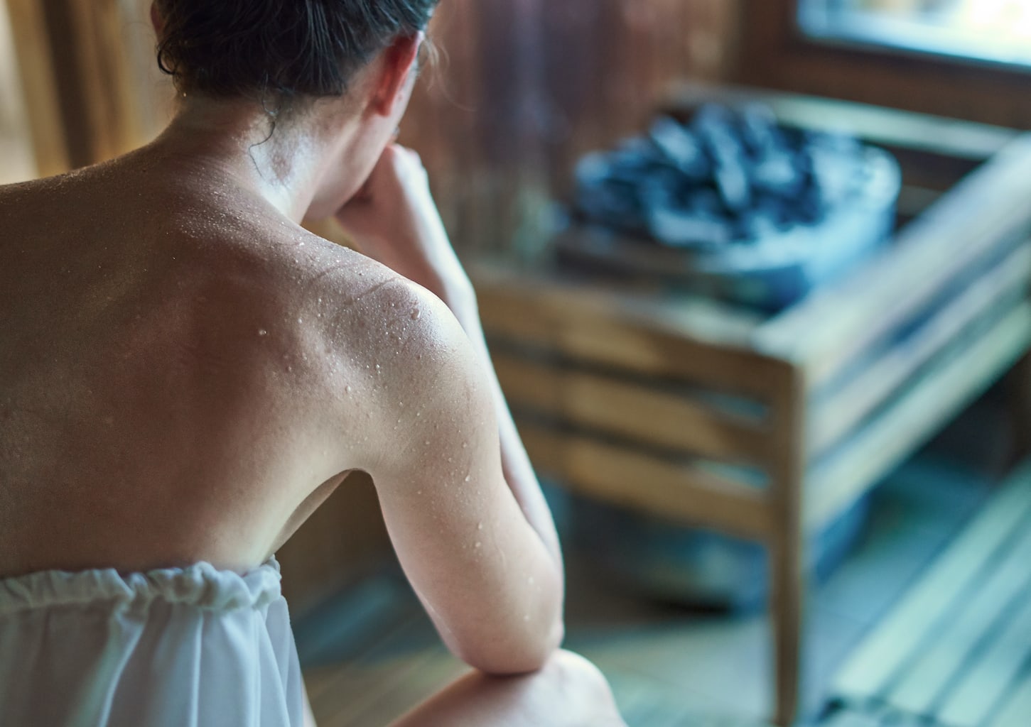 Een vrouw zweet in een Duitse sauna