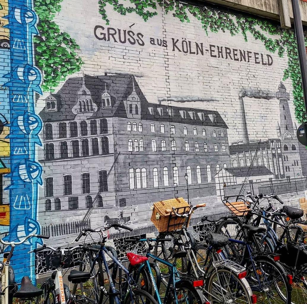 Fijne koningsdag en “groetjes uit Köln-Ehrenfeld”, dé hotspot voor streetart in Keulen! 🧡😎 #fijnekoningsdag #streetart #ehrenfeld #duitsland #vakantie #stedentrip #stadswandeling #streetartcologne #aanrader #streetarttour #ontdekken #lokalekunst #keulen #noordrijnwestfalen #urbaan #opstap #onderweg #stadverkennen
