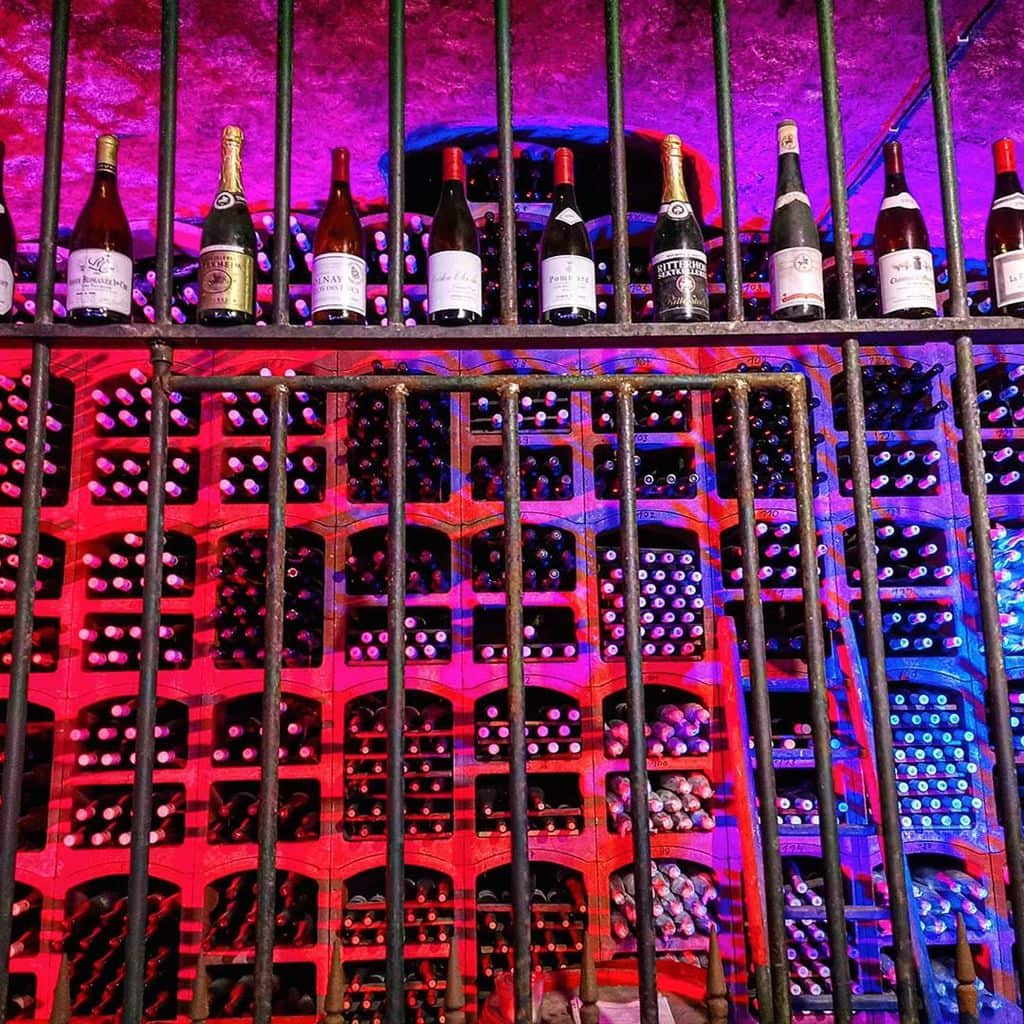 Het wijngoed Fitz Ritter in Bad Dürkheim in de Palts is een prachtige plek met een historische betovering. In de kelder wordt een wand vol met opgeslagen wijnflessen  met rode en blauwe spots verlicht, waardoor een schemerige, gezellige atmosfeer ontstaat. De crémant prikkelt aangenaam op de tong en is waanzinnig lekker – de engeltjes op het etiket kijken je ter bevestiging proostend aan. 😇🥂 #palts #vakantie #wijn #wijngoed #pfälzerwein #lekker #gezellig #mooiesfeer #knus #betovetend #wijnproeverij #cava #aanrader #opstap #onderweg #ontdekken #sfeervol #proost #engeltje #wijnliefhebbers #duitsewijn #bijzondereplekjes #reistips #genieten #genietenvanhetleven