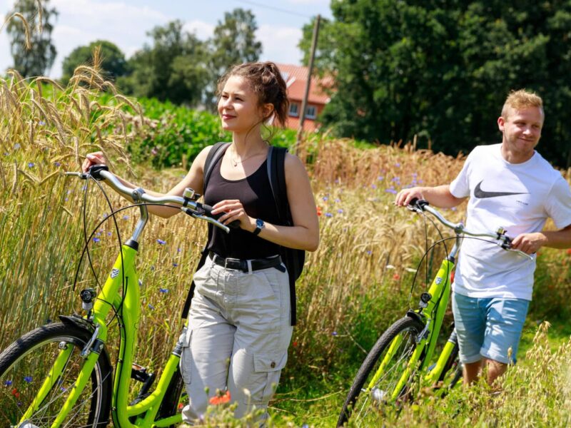 Jonge vrouw en jonge man met fiets in het Oldenburger Münsterland