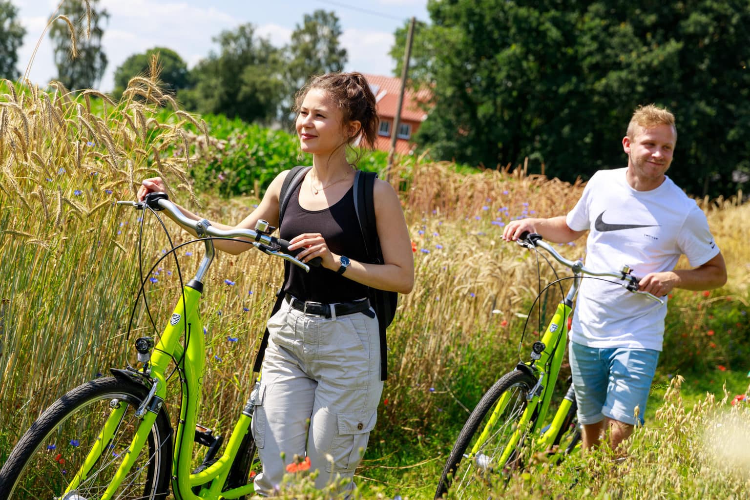 Jonge vrouw en jonge man met fiets in het Oldenburger Münsterland