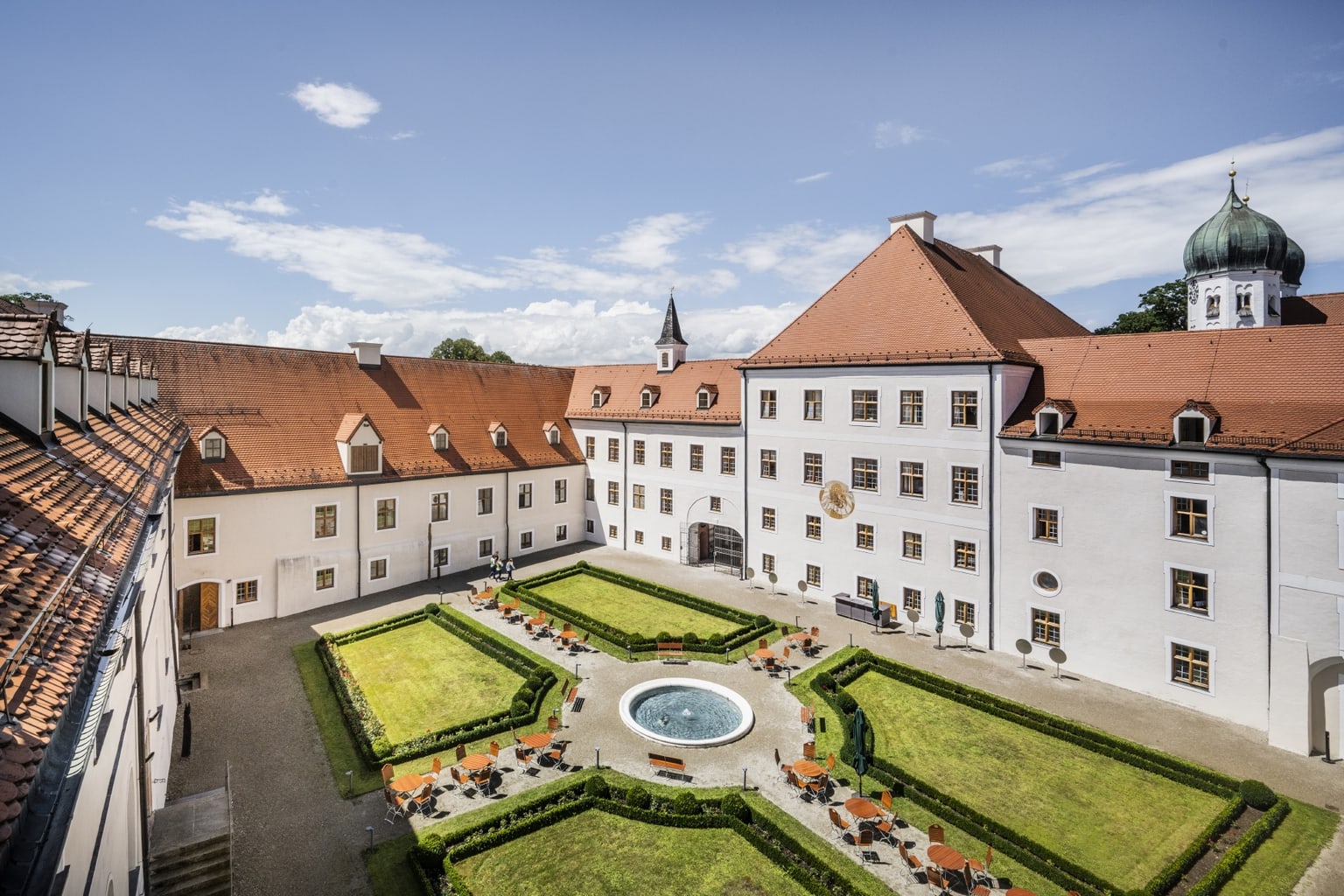 De tuin van hotel Klooster Seeon in Beieren