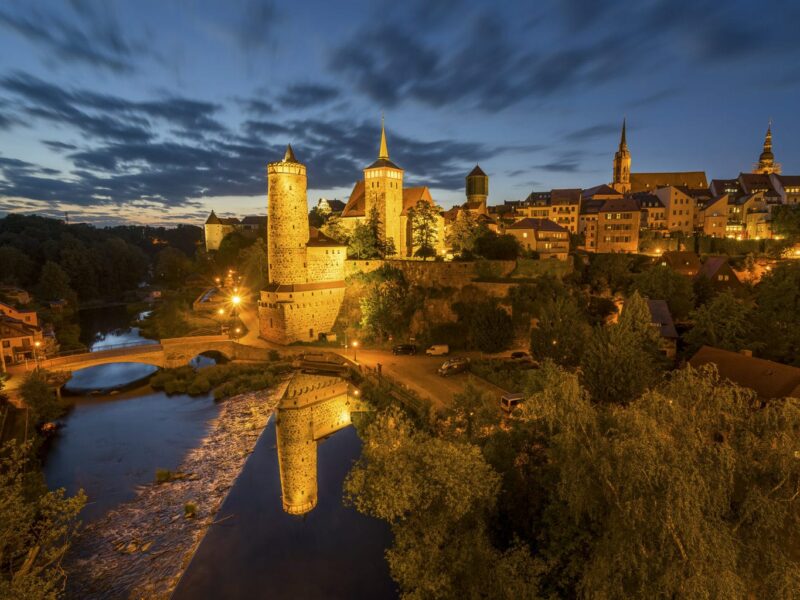 Avondschemering in de Saksische stad Bautzen met kasteel