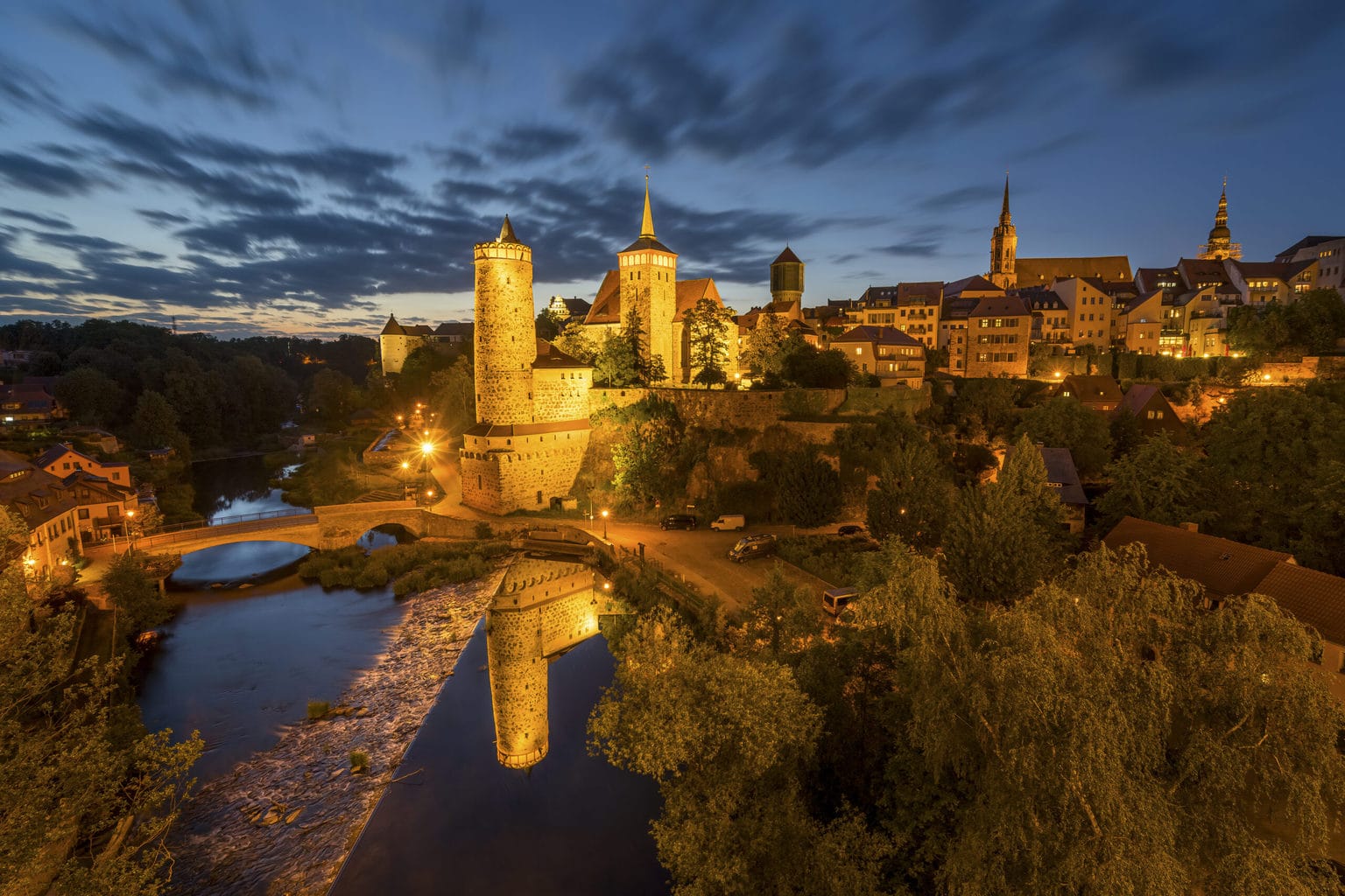 Avondschemering in de Saksische stad Bautzen met kasteel