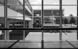De ramen van het Bauhaus gebouw in Dessau ontworpen door Walter Gropius
