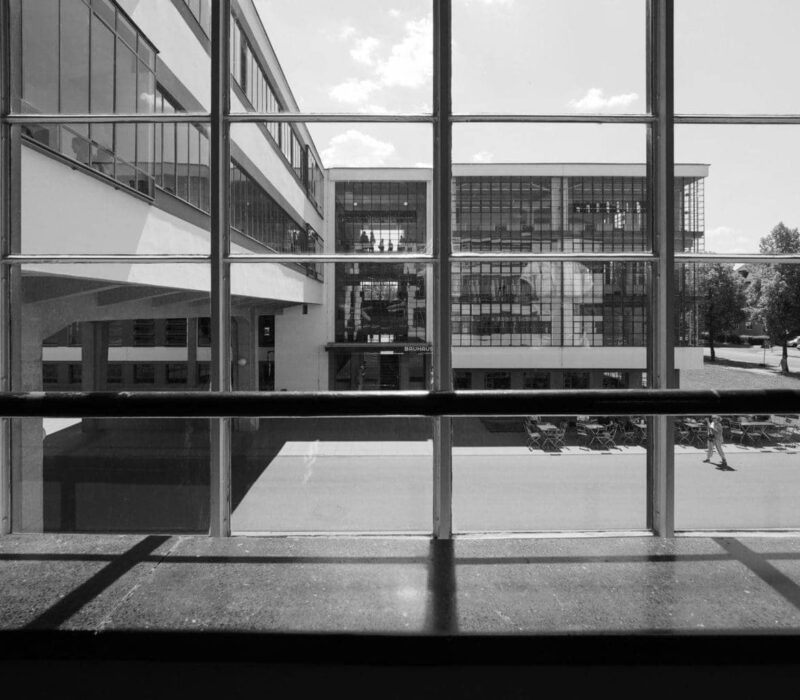 De ramen van het Bauhaus gebouw in Dessau ontworpen door Walter Gropius