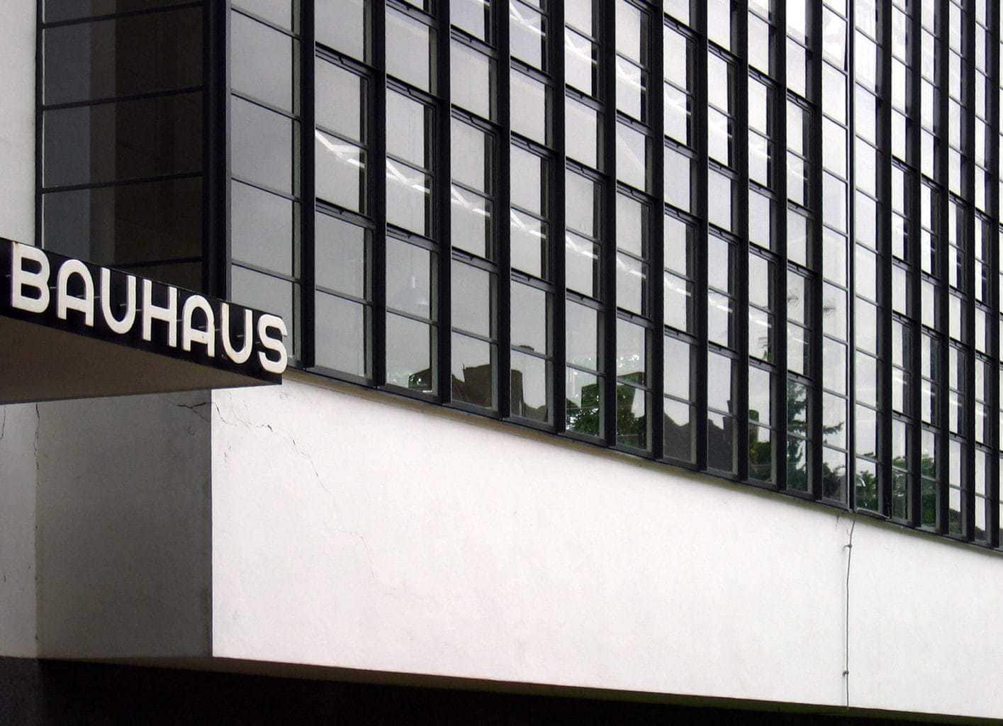 De buitenkant van het Bauhaus gebouw in Dessau
