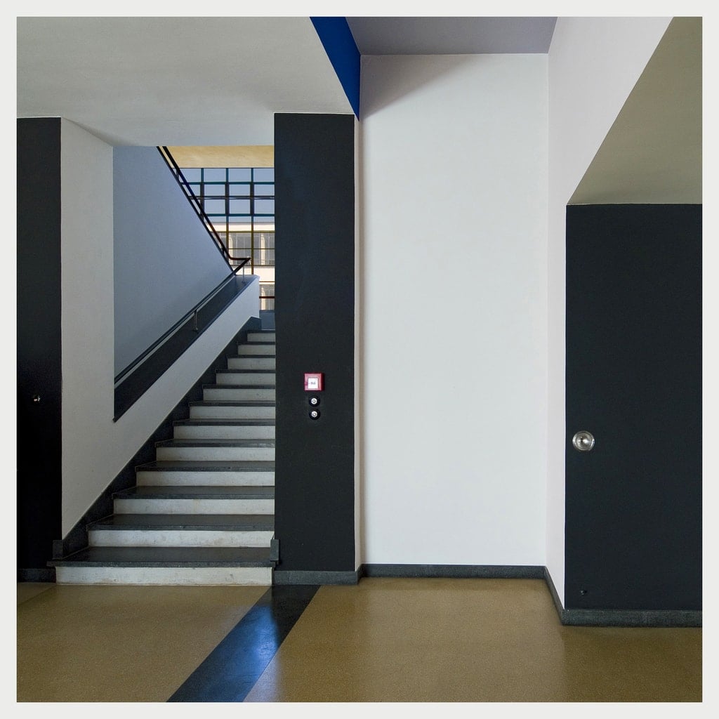 Een trappenhuis in het Bauhaus gebouw in Dessau