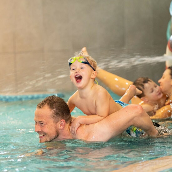 Een familie vermaakt zich in het zwembad