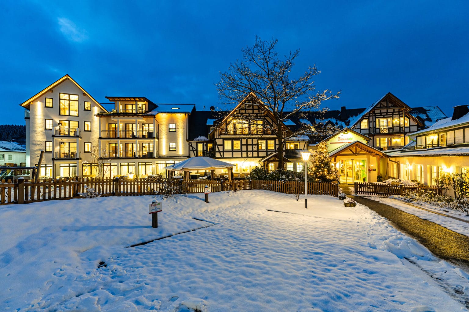 Het Familiehotel Ebbinghof in het Sauerland in de winter tijdens de avondschemering