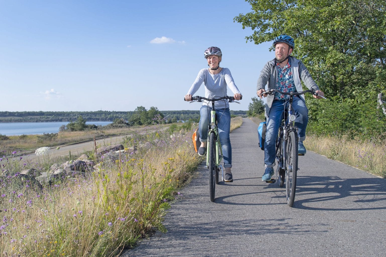 Man en vrouw op hun fiets tijdens een actieve dag in de Lausitz