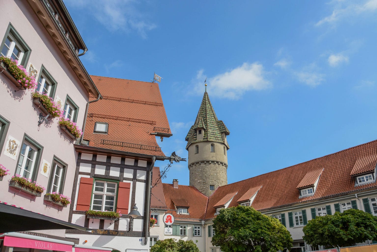 De Grüne Turm in Ravenburg wordt ondermeer geflankeerd door vakwerkhuizen
