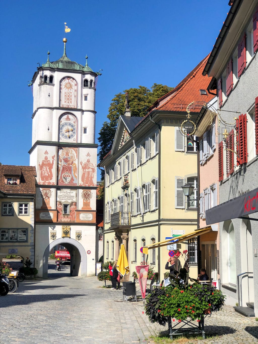 De vrouwenpoort in Wangen in de Allgäu is kleurrijk
