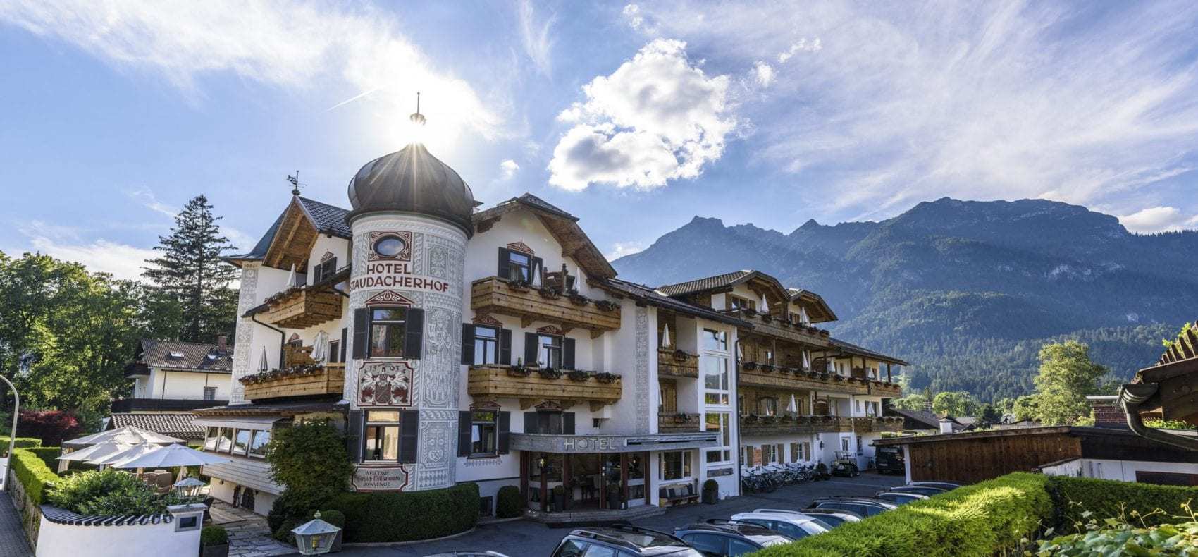 Hotel Staudacherhof in Garmisch-Partenkirchen met bergen op de achtergrond
