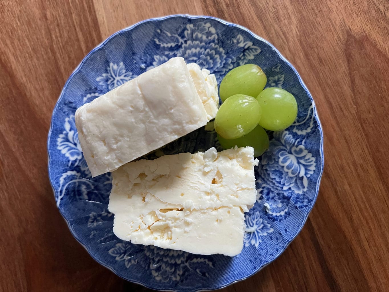 Weisslacker kaas met druifjes op een bord