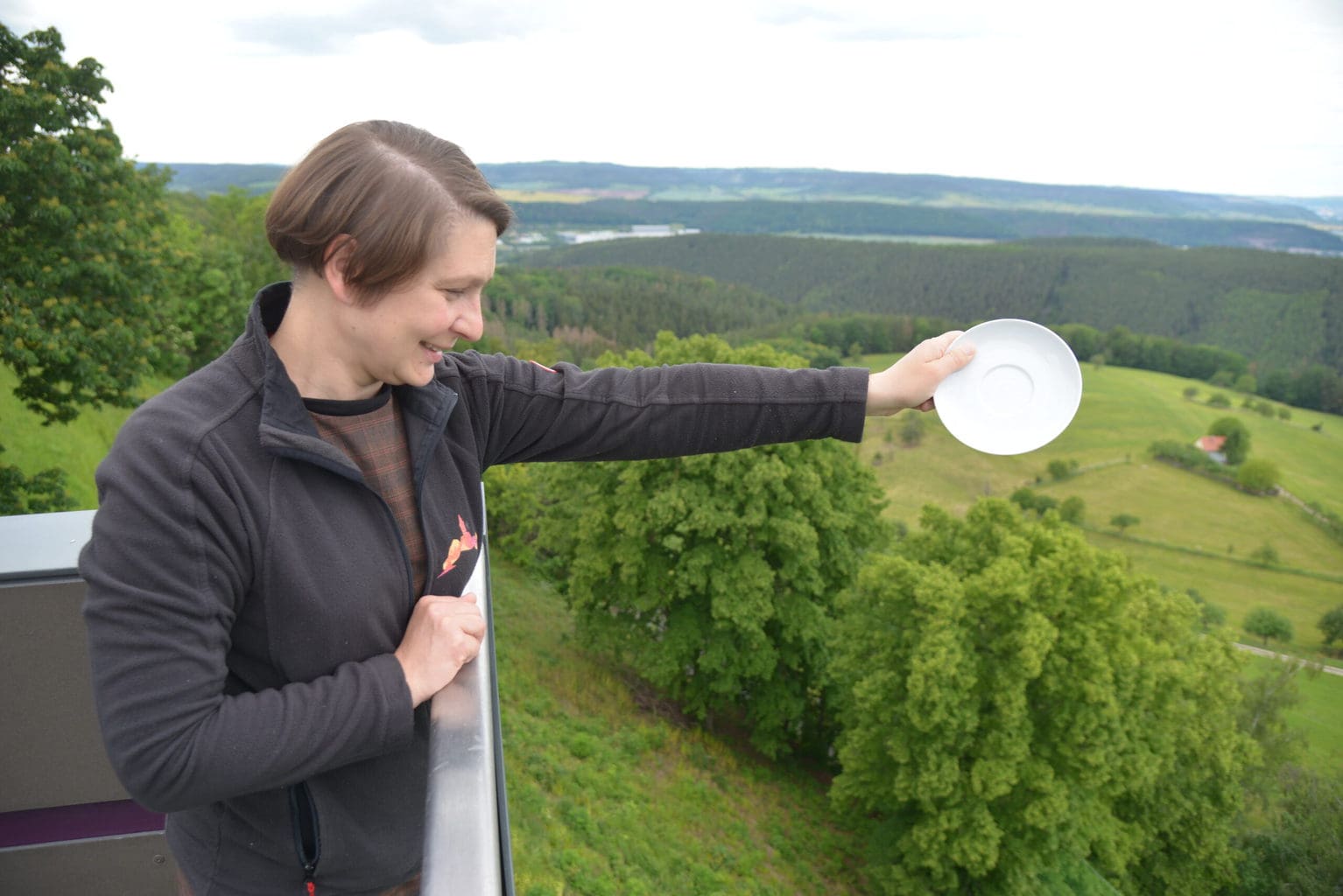 Ilka Kunze laat een porseleinen bord vallen op de Steg der Wünsche in Thüringen