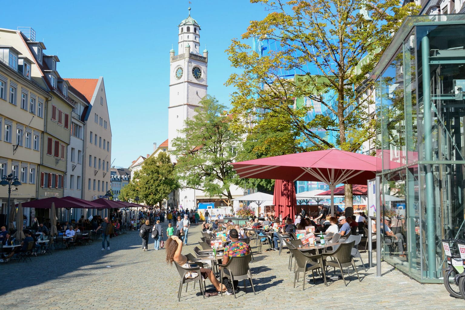 Horeca met cafés en op de achtergrond de Blaserturm in Oberschwaben