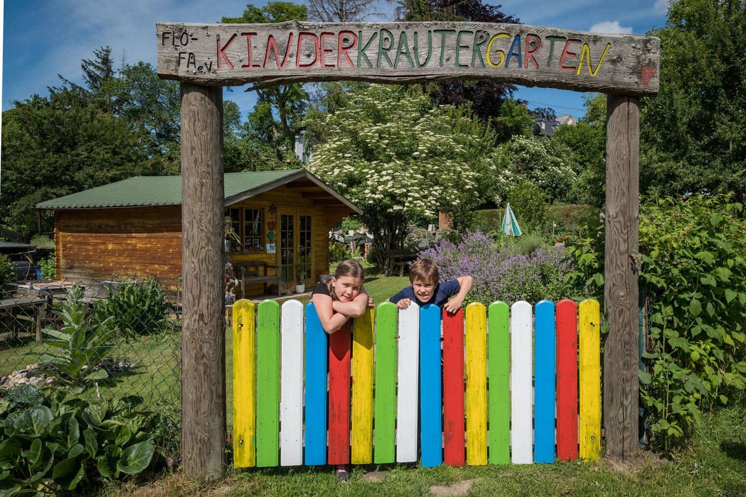 Kinderen in een kruiden kindergarten tijdens een lentewandeling in Rijnland-Palts