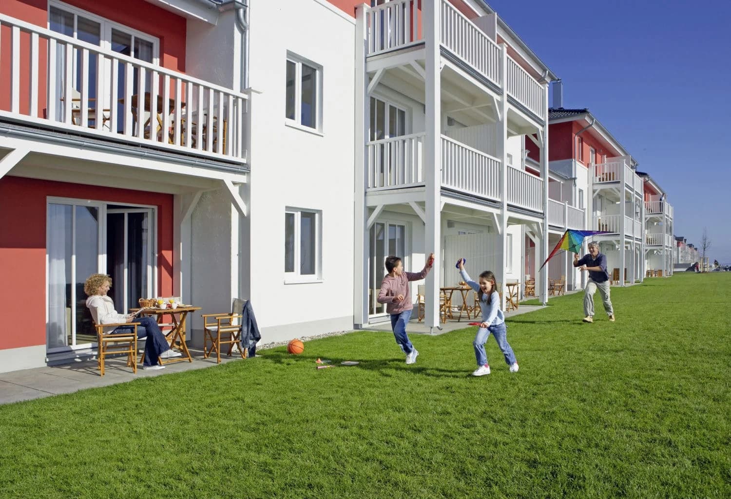 Kinderen spelen op het gras voor Dorfhotel Boltenhagen in Mecklenburg-Voorpommeren