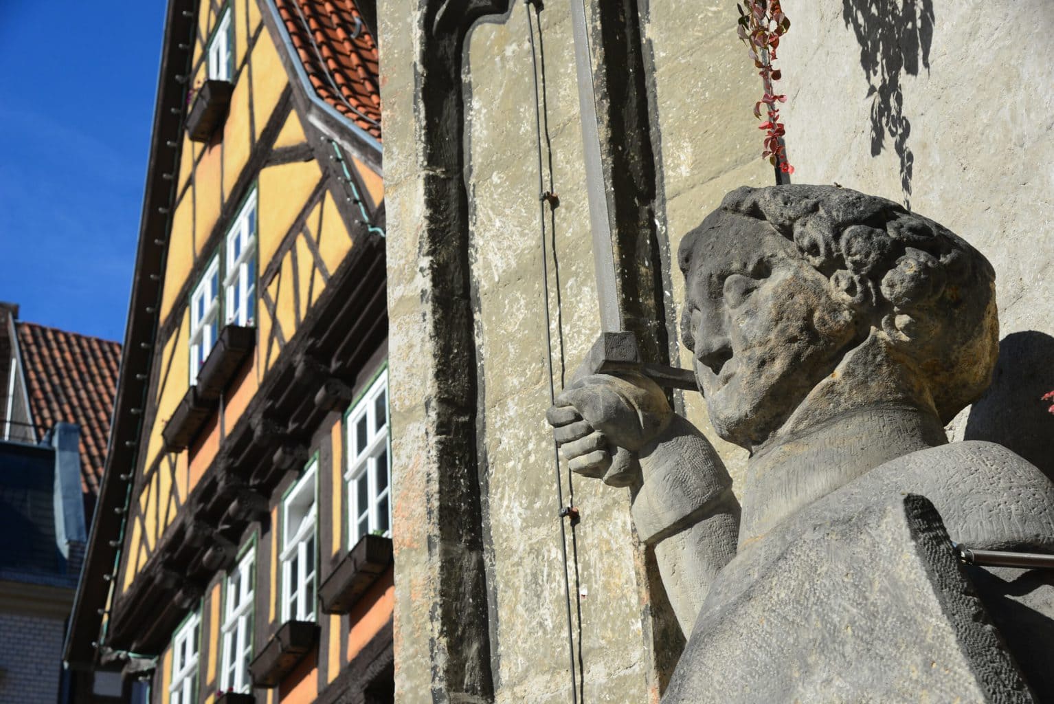 Een standbeeld aan een muur in de historische binnenstad van Quedlinburg