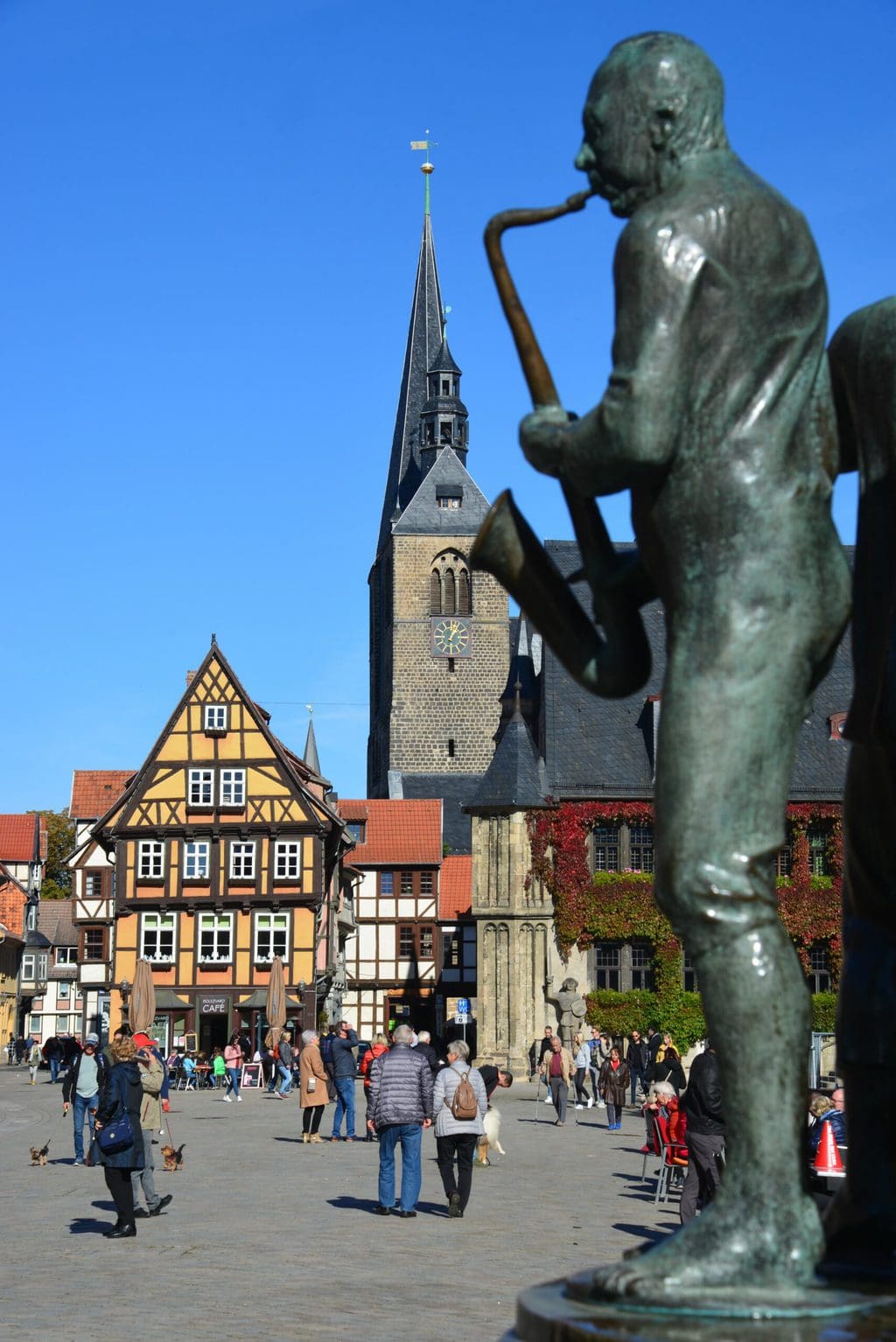Een standbeeld van een muzikant in de binnenstad van Quedlinburg