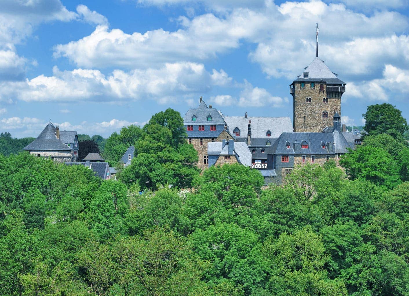 Schloss Burg Solingen in het bergische land in Duitsland met bomen
