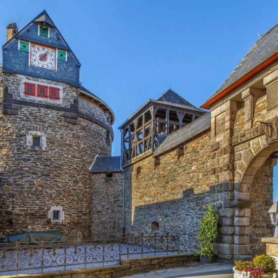 Gezicht op de historische muren van Schloss Burg Solingen