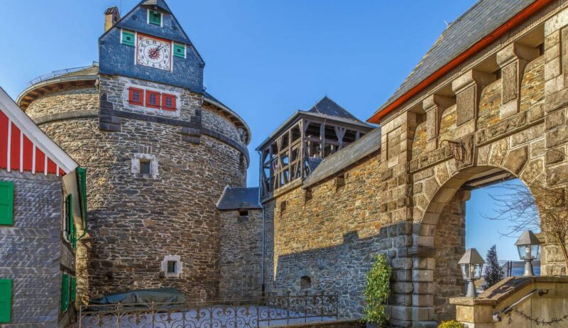 Gezicht op de historische muren van Schloss Burg Solingen
