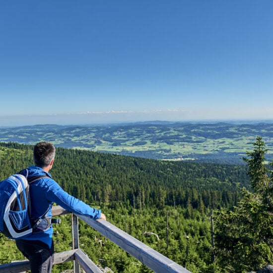 Een wandelaar geniet van het uitzicht op het groene dak van Europa