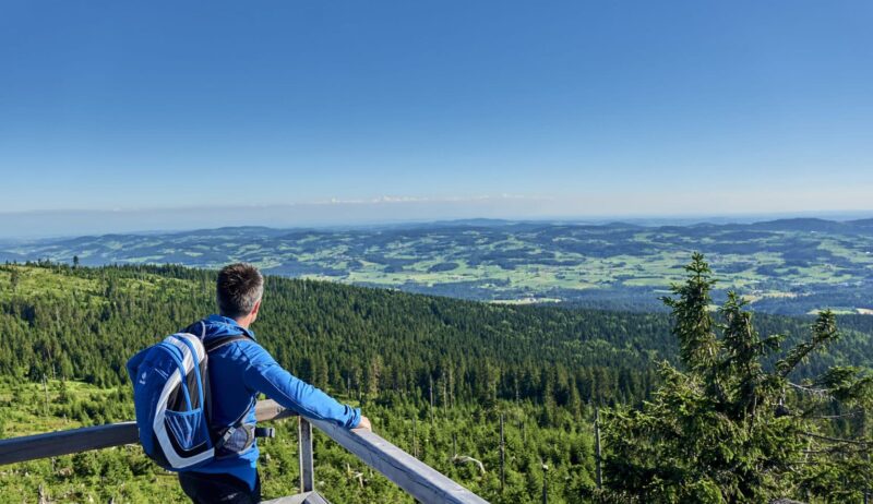 Een wandelaar geniet van het uitzicht op het groene dak van Europa