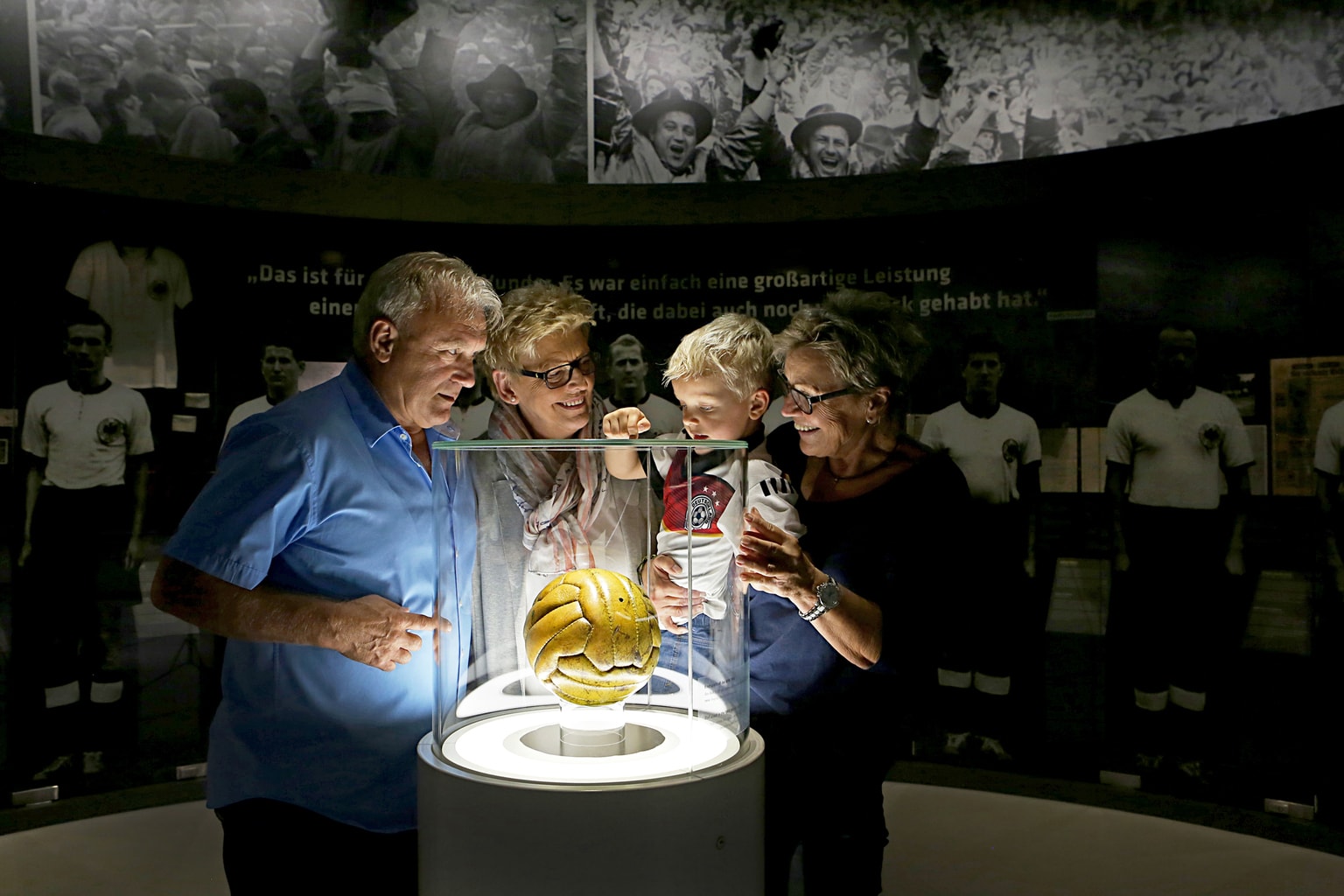 Bezoekers van het Duits voetbalmuseum in Dortmund kijken naar de bal van de wk finale von 1954