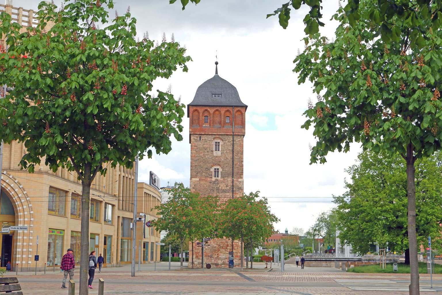 De rode toren in de Duitse stad Chemnitz
