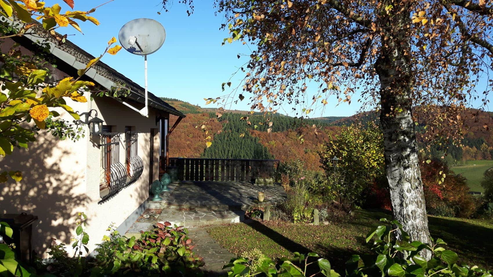 Herfstkleuren bij het huis in de Eifel