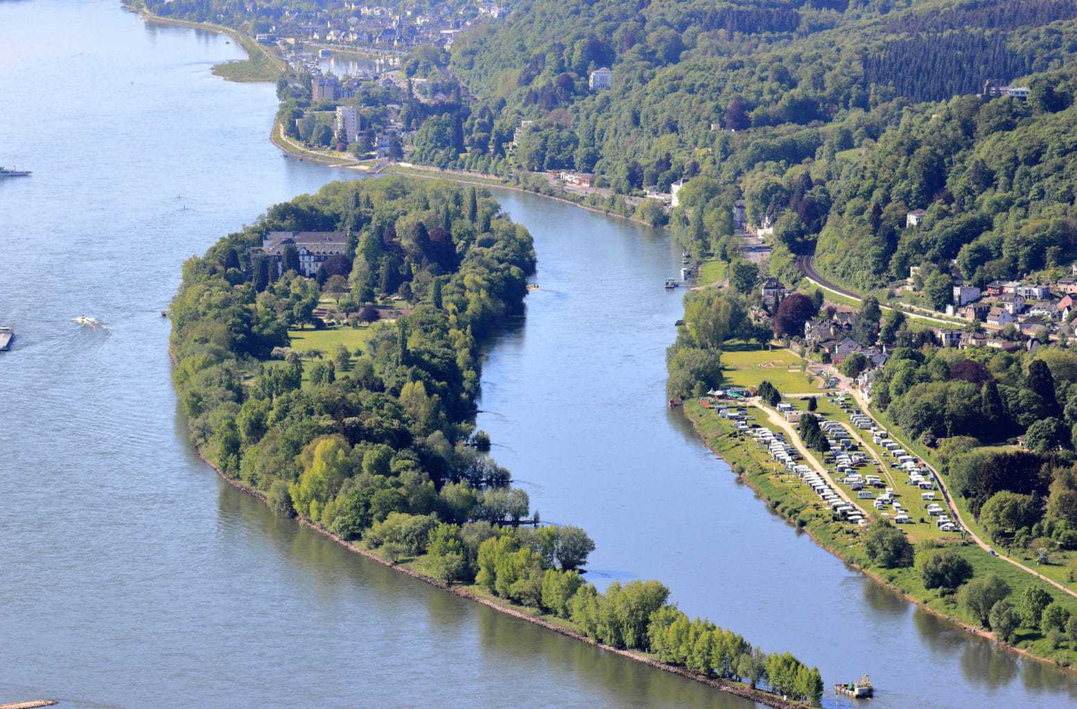 Luchtopname van het eiland Nonnenwerth in de Rijn bij Remagen