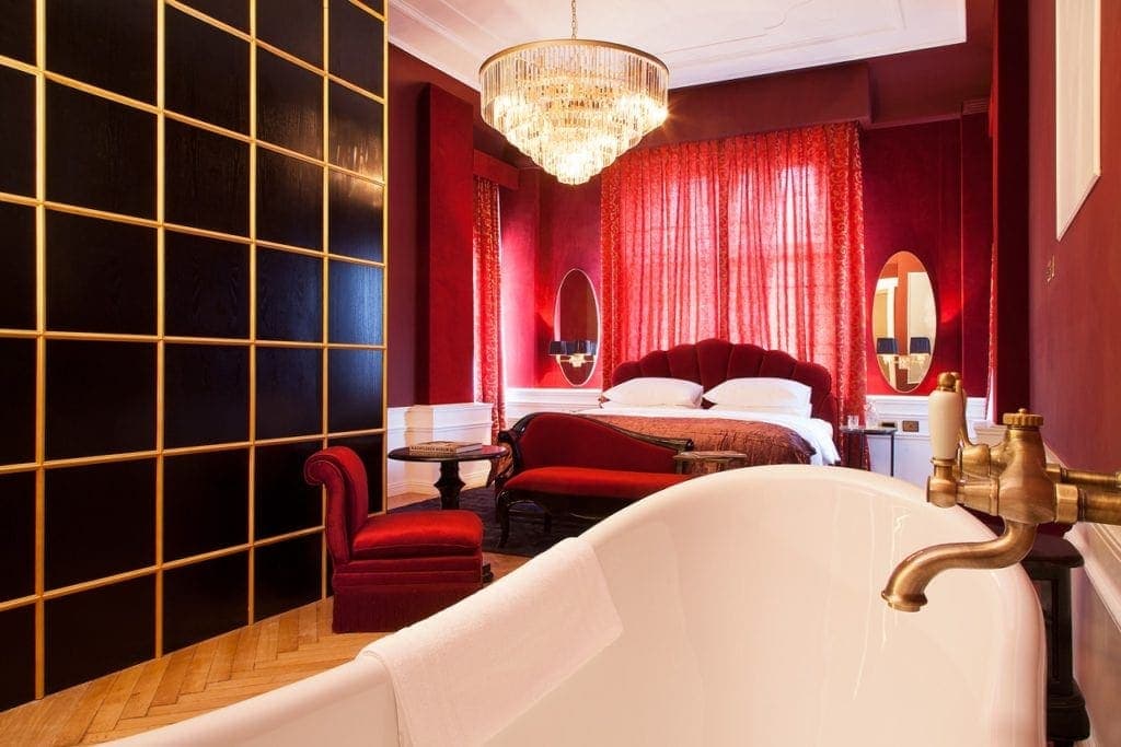 Badkuip in erotisch hotel Provocateur in Berlijn