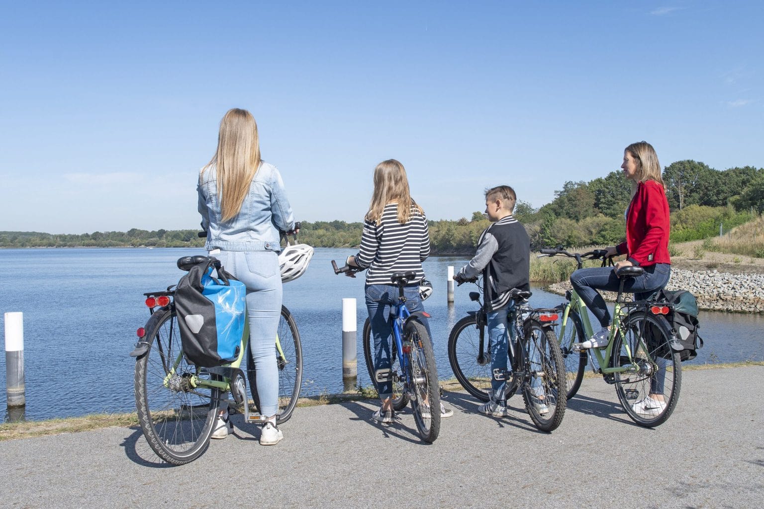 Familie kijkt naar een meertje in de Lausitz tijdens een fietstocht