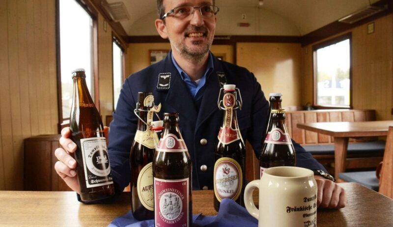 Een frankische biersommerlier tijdens een proeverij in Franken