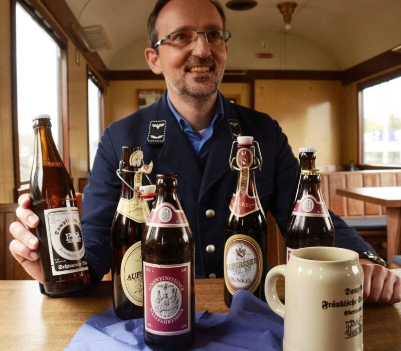 Een frankische biersommerlier tijdens een proeverij in Franken