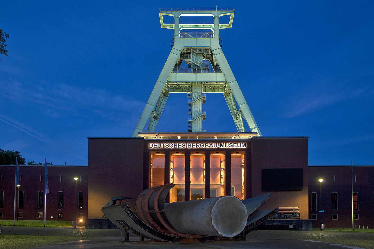 Het mijnbouwmuseum in de Duitse stad Bochum van buiten tijdens de schemering