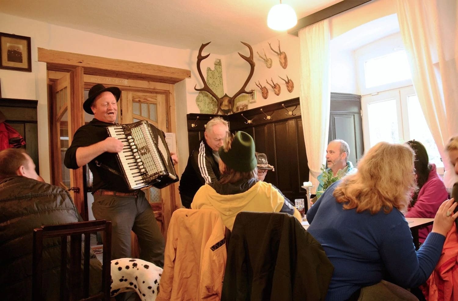 Bezoekers luisteren naar muzikanten tijdens een biertour door Franken