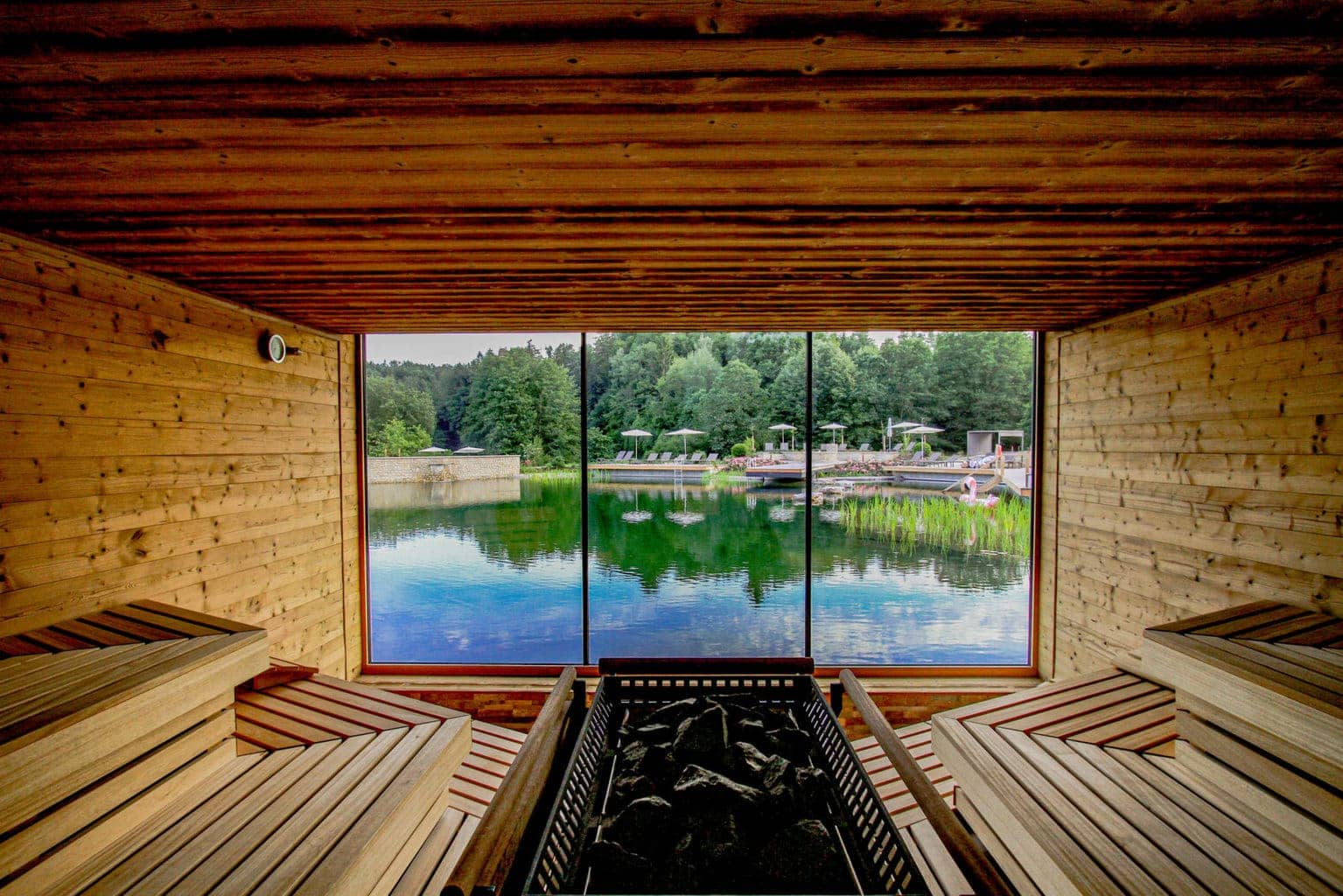 Uitzicht uit de sauna van een van de leukste wellness-hotels van Duitsland, het Hotel Pfalzblick Wald Spa Resort